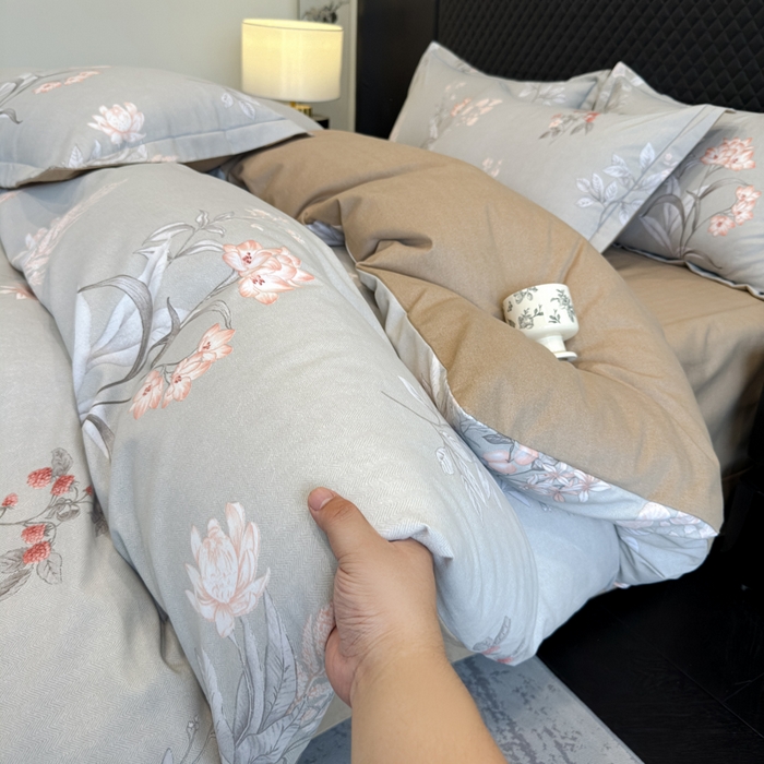 91家纺网 家纺一手货源 找家纺 曲之慕 2025直播爆款纯棉磨毛 高克重加厚全棉磨毛印花四件套 清莹花香-灰