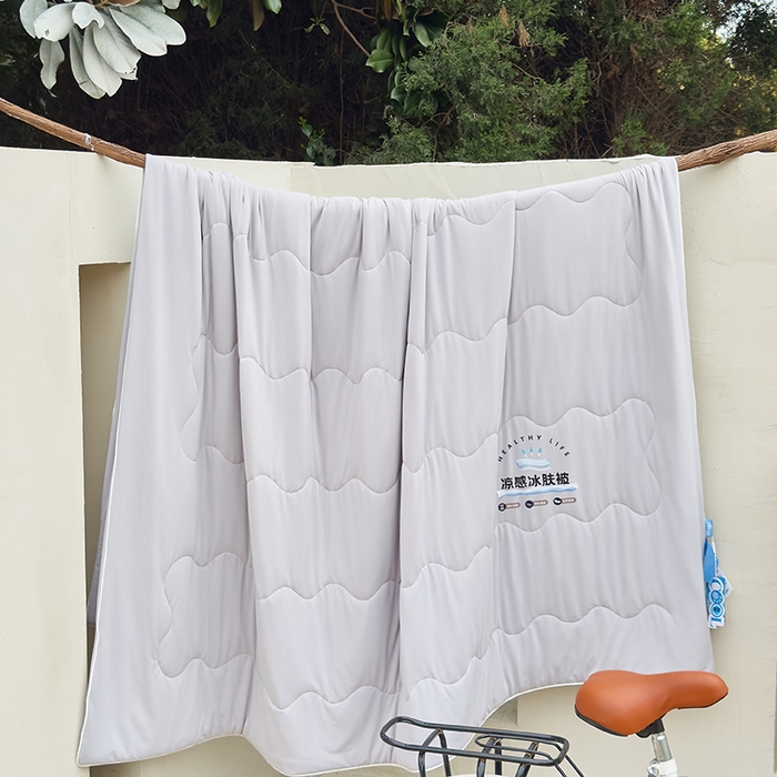 91家纺网 家纺一手货源 找家纺 尚美 2025新款亲肤舒适凉感玫瑰夏被 灰色