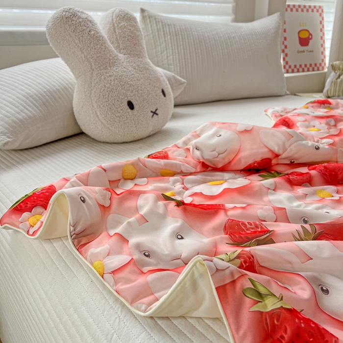 91家纺网 家纺一手货源 找家纺 庭彤 2025新款5D夏被空调被A类云母仿锦氨凉感丝夏凉被子被芯【 量大可谈】 5D数码草莓兔