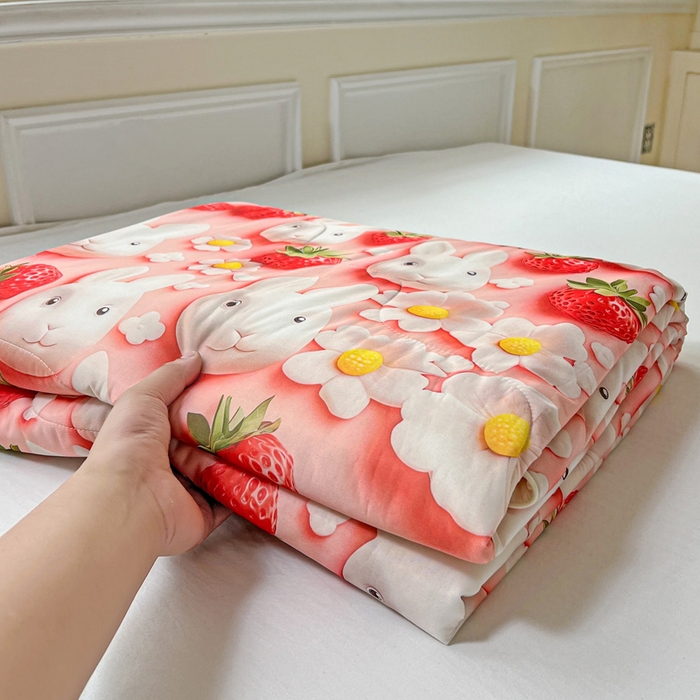 91家纺网 家纺一手货源 找家纺 庭彤 2025新款5D夏被空调被A类云母仿锦氨凉感丝夏凉被子被芯【 量大可谈】 5D数码草莓兔