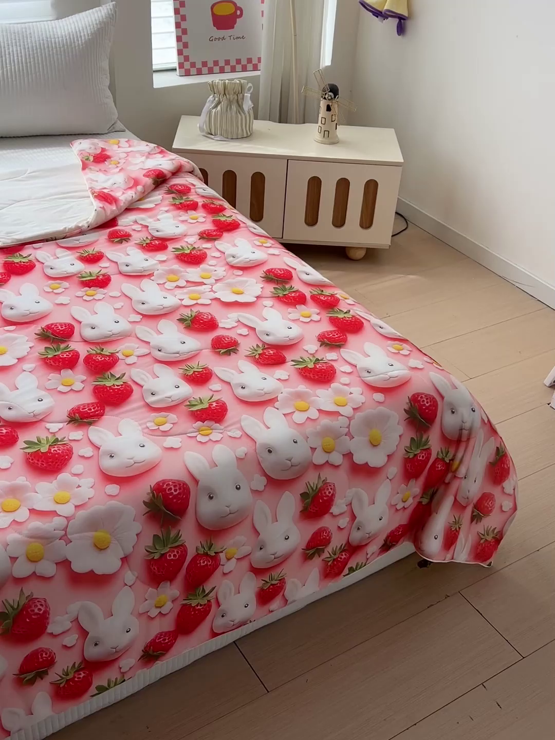 91家纺网 家纺一手货源 找家纺 庭彤 2025新款5D夏被空调被A类云母仿锦氨凉感丝夏凉被子被芯【 量大可谈】 5D数码草莓兔