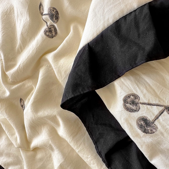 91家纺网 家纺一手货源 找家纺 美梦家纺 2025新款水洗棉花边夹棉床盖款四件套 樱桃