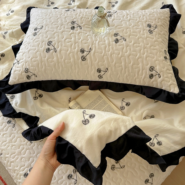 91家纺网 家纺一手货源 找家纺 美梦家纺 2025新款水洗棉花边夹棉床盖款四件套 樱桃