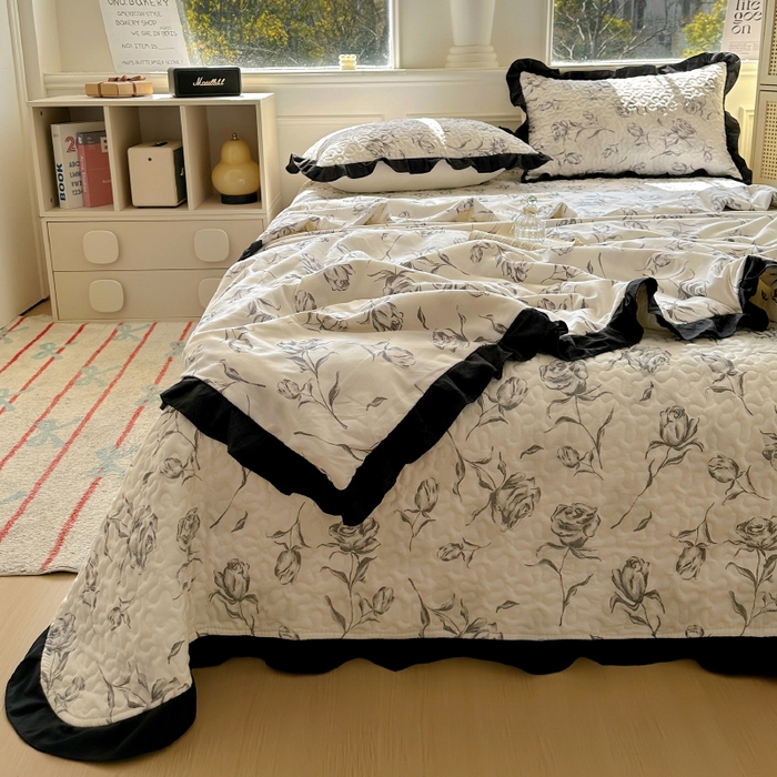 91家纺网 家纺一手货源 找家纺 美梦家纺 2025新款水洗棉花边夹棉床盖款四件套 玫瑰花园