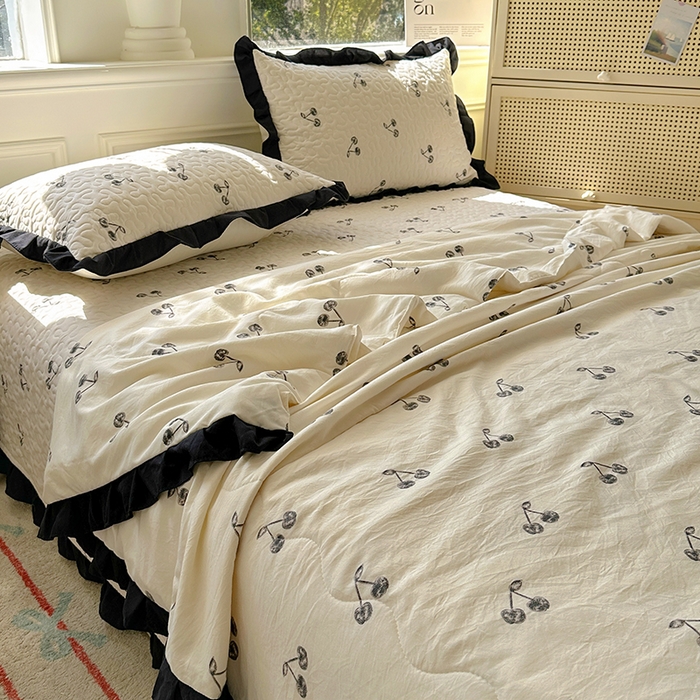 91家纺网 家纺一手货源 找家纺 美梦家纺 2025新款水洗棉花边夹棉床盖款四件套 樱桃