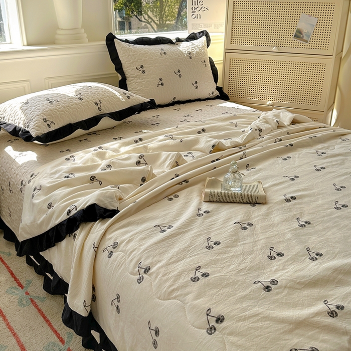 91家纺网 家纺一手货源 找家纺 美梦家纺 2025新款水洗棉花边夹棉床盖款四件套 樱桃