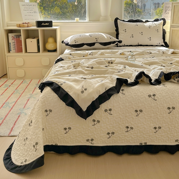 91家纺网 家纺一手货源 找家纺 美梦家纺 2025新款水洗棉花边夹棉床盖款四件套 樱桃