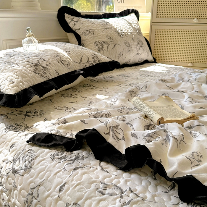 91家纺网 家纺一手货源 找家纺 美梦家纺 2025新款水洗棉花边夹棉床盖款四件套 玫瑰花园