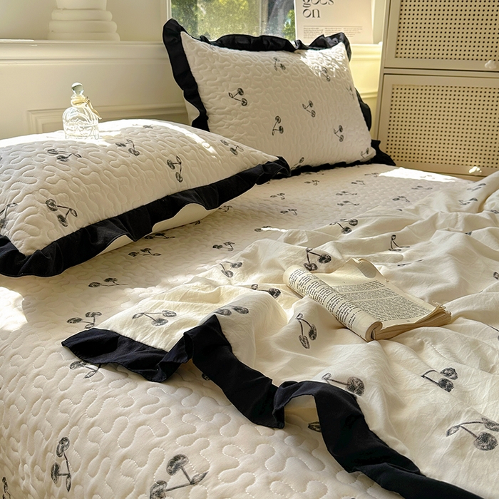 91家纺网 家纺一手货源 找家纺 美梦家纺 2025新款水洗棉花边夹棉床盖款四件套 樱桃