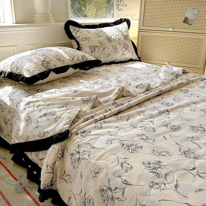 91家纺网 家纺一手货源 找家纺 美梦家纺 2025新款水洗棉花边夹棉床盖款四件套 玫瑰花园