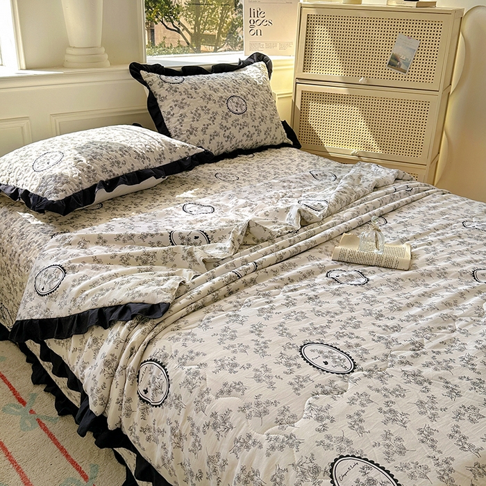 91家纺网 家纺一手货源 找家纺 美梦家纺 2025新款水洗棉花边夹棉床盖款四件套 澜音花香