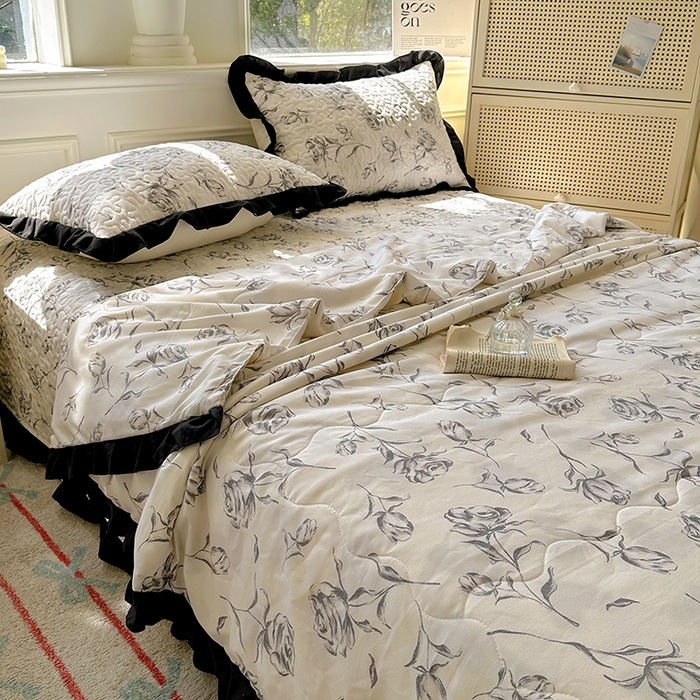 91家纺网 家纺一手货源 找家纺 美梦家纺 2025新款水洗棉花边夹棉床盖款四件套 玫瑰花园