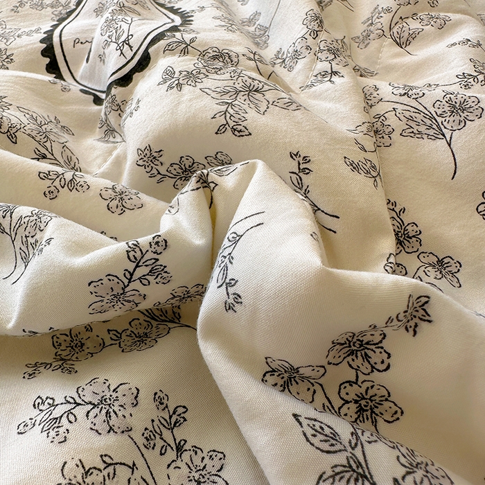 91家纺网 家纺一手货源 找家纺 美梦家纺 2025新款水洗棉花边夹棉床盖款四件套 澜音花香