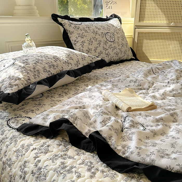 91家纺网 家纺一手货源 找家纺 美梦家纺 2025新款水洗棉花边夹棉床盖款四件套 澜音花香