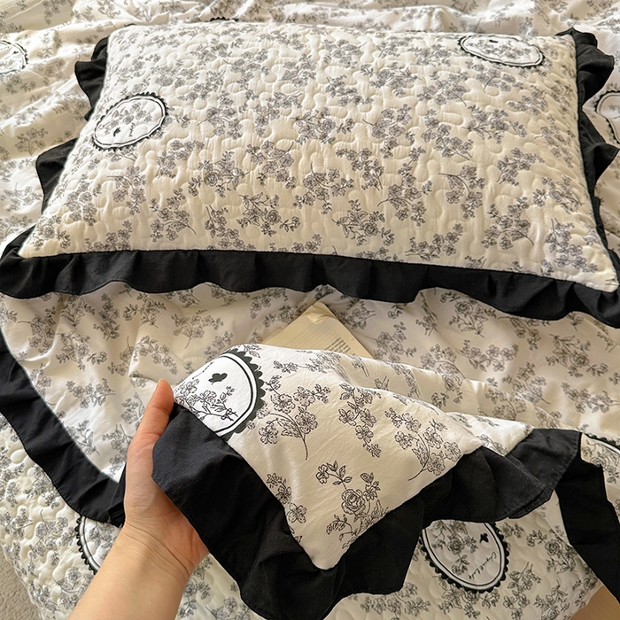 91家纺网 家纺一手货源 找家纺 美梦家纺 2025新款水洗棉花边夹棉床盖款四件套 澜音花香