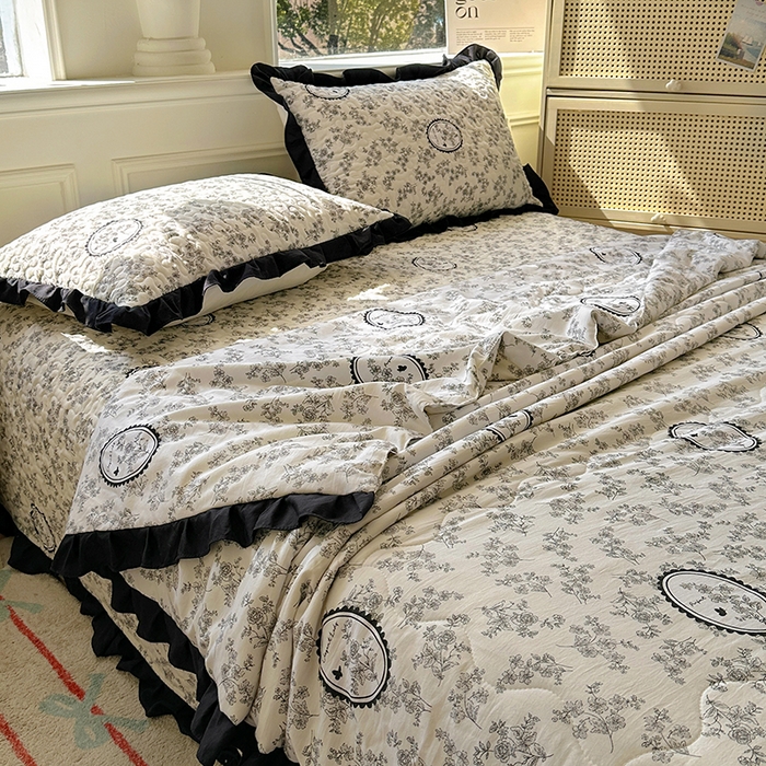 91家纺网 家纺一手货源 找家纺 美梦家纺 2025新款水洗棉花边夹棉床盖款四件套 澜音花香