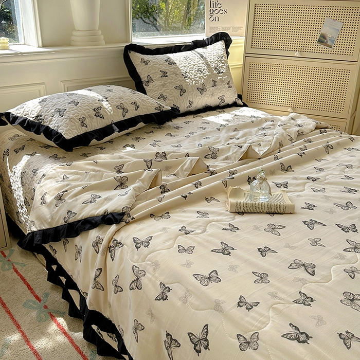 91家纺网 家纺一手货源 找家纺 美梦家纺 2025新款水洗棉花边夹棉床盖款四件套 蝴蝶