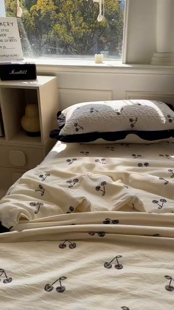 91家纺网 家纺一手货源 找家纺 美梦家纺 2025新款水洗棉花边夹棉床盖款四件套 樱桃