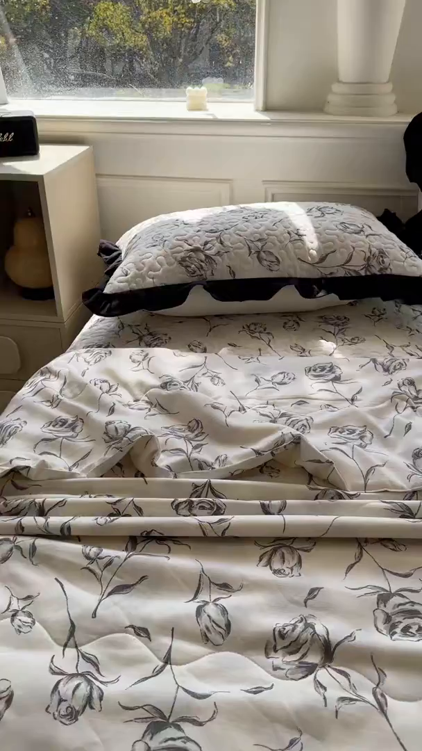 91家纺网 家纺一手货源 找家纺 美梦家纺 2025新款水洗棉花边夹棉床盖款四件套 玫瑰花园