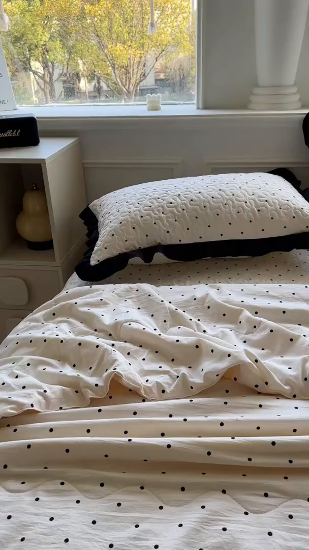 91家纺网 家纺一手货源 找家纺 美梦家纺 2025新款水洗棉花边夹棉床盖款四件套 波点