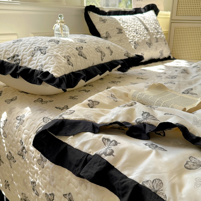 91家纺网 家纺一手货源 找家纺 美梦家纺 2025新款水洗棉花边夹棉床盖款四件套 蝴蝶