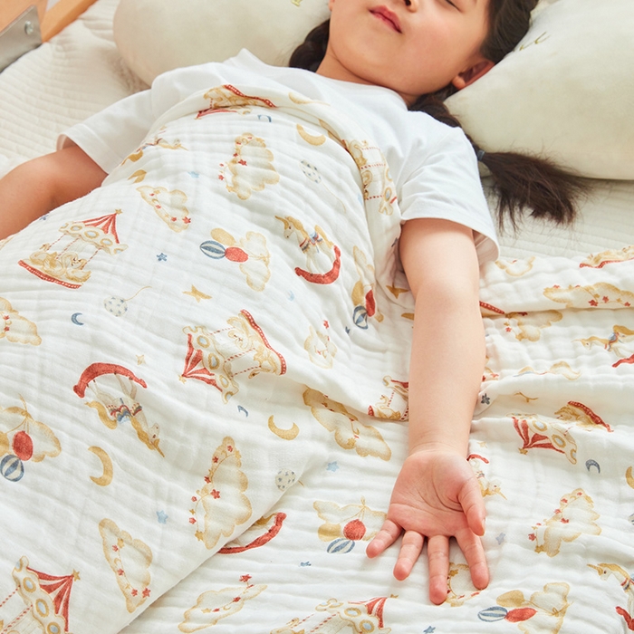 91家纺网 家纺一手货源 找家纺 嗨生活 2025新款A类婴幼儿童夏凉空调被子浴巾六层纱布毛巾被纯棉办公室幼儿园午睡盖毯子 旋转木马