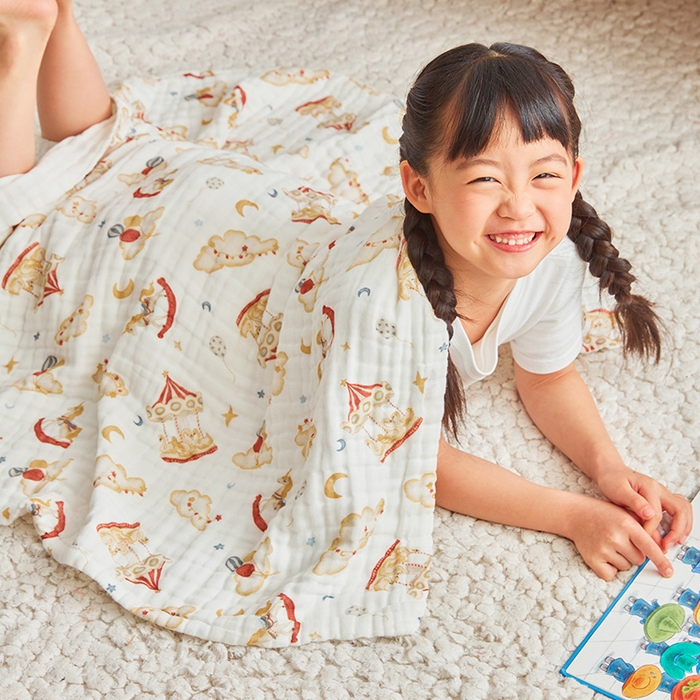 91家纺网 家纺一手货源 找家纺 嗨生活 2025新款A类婴幼儿童夏凉空调被子浴巾六层纱布毛巾被纯棉办公室幼儿园午睡盖毯子 旋转木马