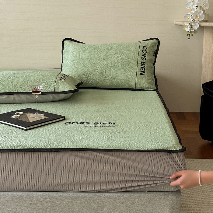 91家纺网 家纺一手货源 找家纺 圆岛家纺 2025新款3D高分子凉感浮雕提花软凉席床笠款三件套 漠语-绿