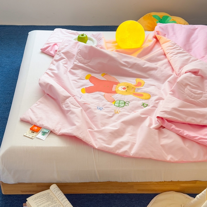 91家纺网 家纺一手货源 找家纺 2025新款快乐多巴胺纯棉夏被 粉色彩虹小兔兔