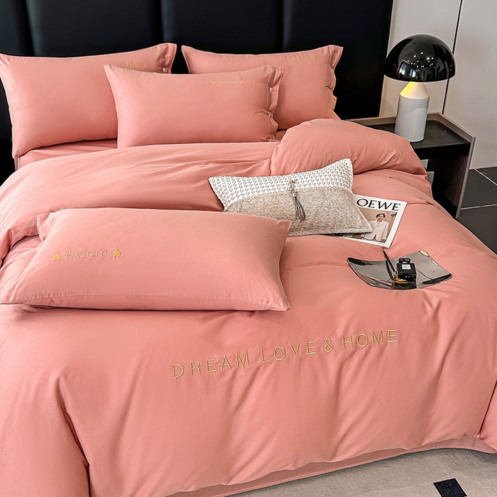 91家纺网 家纺一手货源 找家纺 宇彬家纺 2025直播热款13374全棉母婴级纽扣款压线纯色刺绣四件套全棉贡缎新疆长绒棉字母款轻奢 纽扣-奶油粉