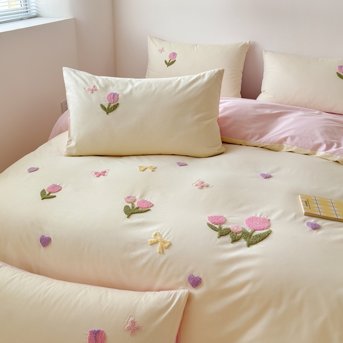 91家纺网 家纺一手货源 找家纺 锦觅家纺 2025新款卡通小清新毛巾绣全棉纯棉四件套（大版定位花型） 蝶恋花（米粉）