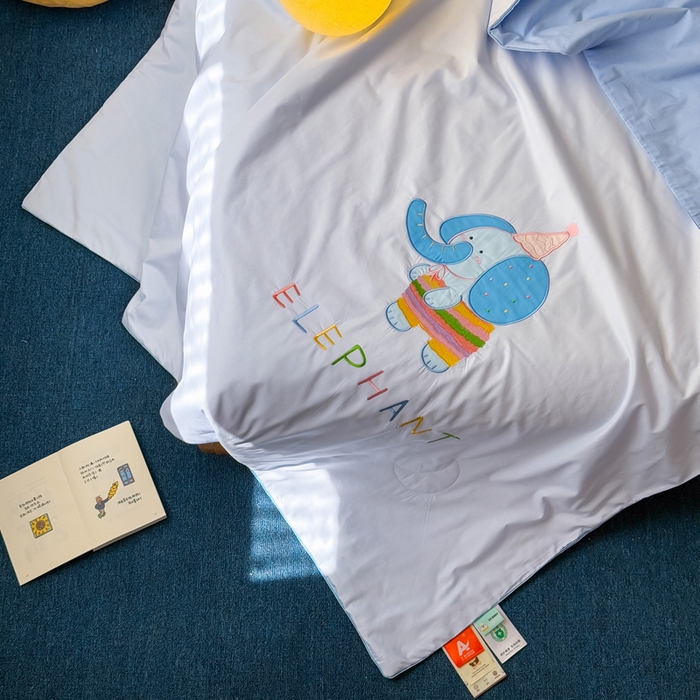 91家纺网 家纺一手货源 找家纺 2025新款快乐多巴胺纯棉夏被 蓝色彩虹小象