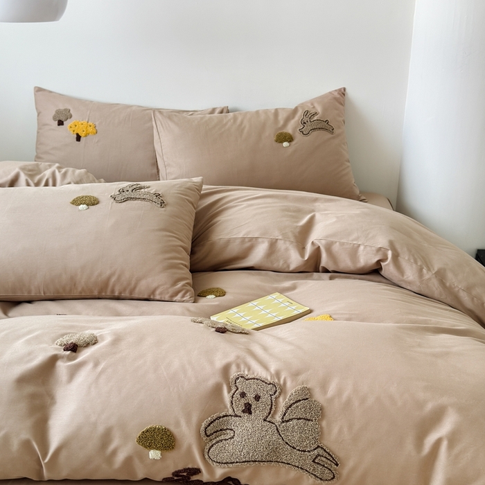 91家纺网 家纺一手货源 找家纺 锦觅家纺 2025新款卡通小清新毛巾绣全棉纯棉四件套（大版定位花型） 丛林趣事