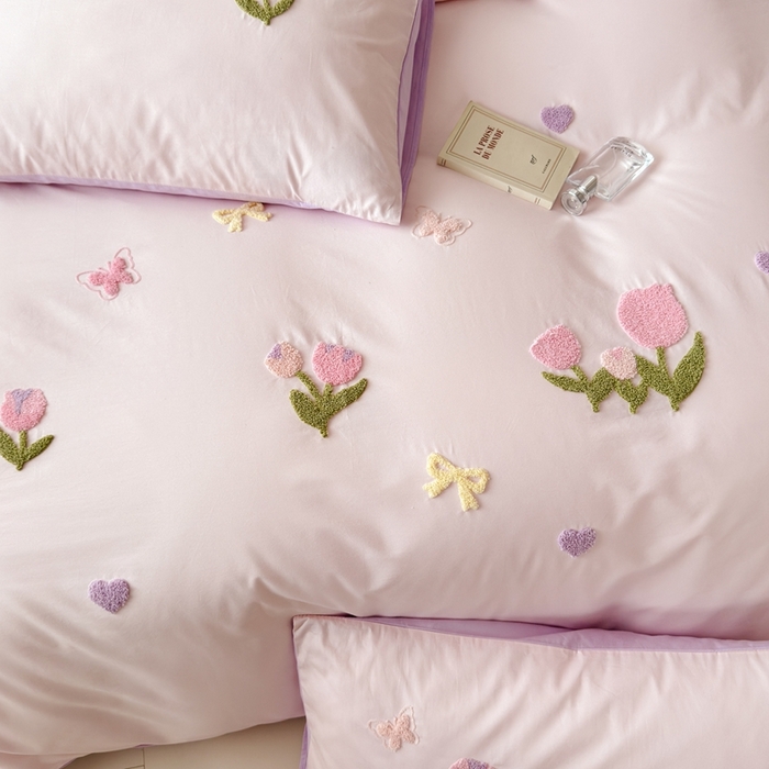 91家纺网 家纺一手货源 找家纺 锦觅家纺 2025新款卡通小清新毛巾绣全棉纯棉四件套（大版定位花型） 蝶恋花（粉紫）