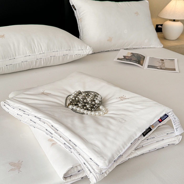 91家纺网 家纺一手货源 找家纺 茧羽世家 2025新款超柔蚕花夏被系列 蝶恋花