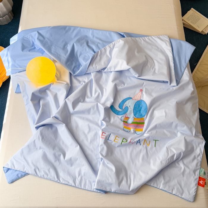 91家纺网 家纺一手货源 找家纺 2025新款快乐多巴胺纯棉夏被 蓝色彩虹小象