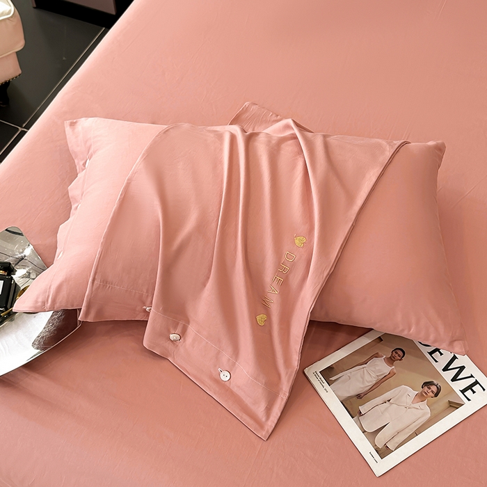 91家纺网 家纺一手货源 找家纺 宇彬家纺 2025直播热款13374全棉母婴级纽扣款压线纯色刺绣四件套全棉贡缎新疆长绒棉字母款轻奢 纽扣-奶油粉