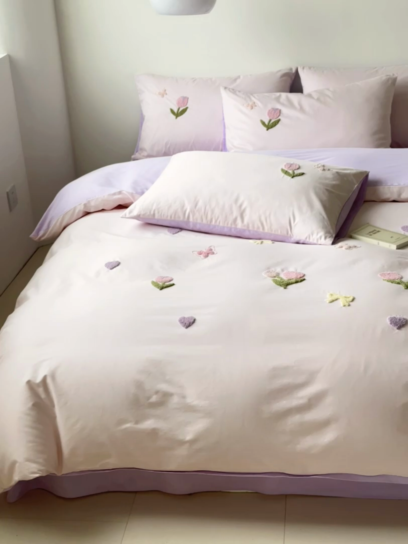 91家纺网 家纺一手货源 找家纺 锦觅家纺 2025新款卡通小清新毛巾绣全棉纯棉四件套（大版定位花型） 蝶恋花（粉紫）