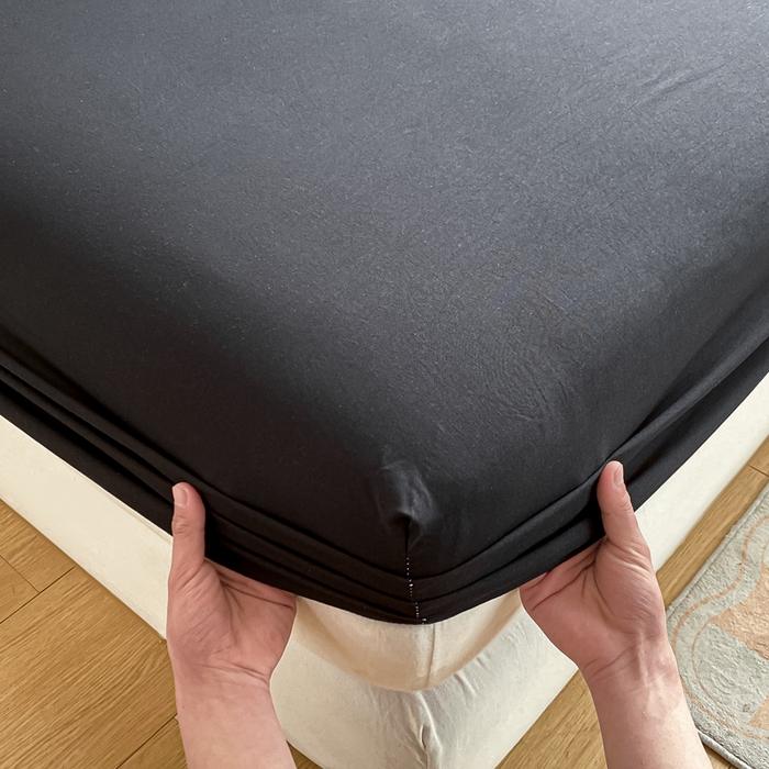 91家纺网 家纺一手货源 找家纺 芷凡家纺 2025新款水洗皱皱云感棉纯色床笠 酷黑