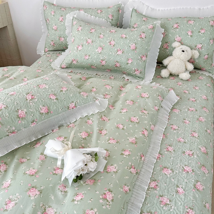 91家纺网 家纺一手货源 找家纺 添越 2024小清新韩版蕾丝花边纯棉夹棉床盖三件套全棉花开半夏