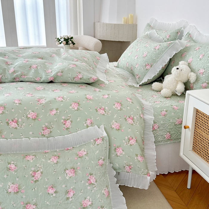 91家纺网 家纺一手货源 找家纺 添越 2024小清新韩版蕾丝花边纯棉夹棉床盖三件套全棉花开半夏