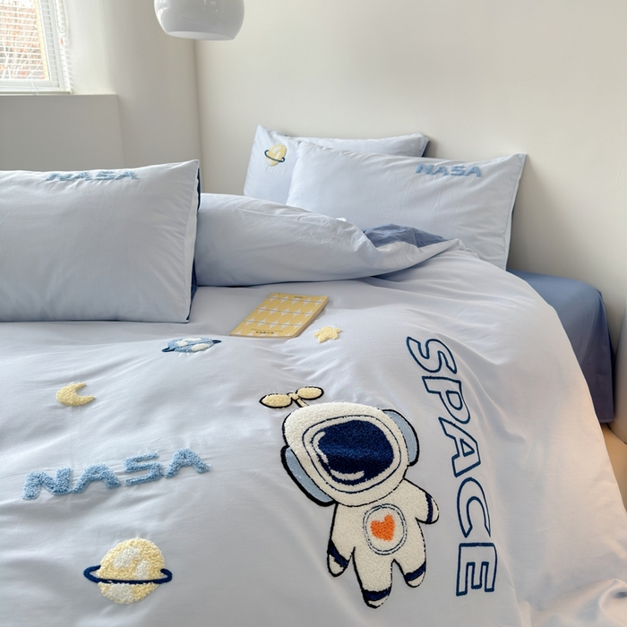 91家纺网 家纺一手货源 找家纺 锦觅家纺 2025新款卡通小清新毛巾绣全棉纯棉四件套（大版定位花型） 小宇航员
