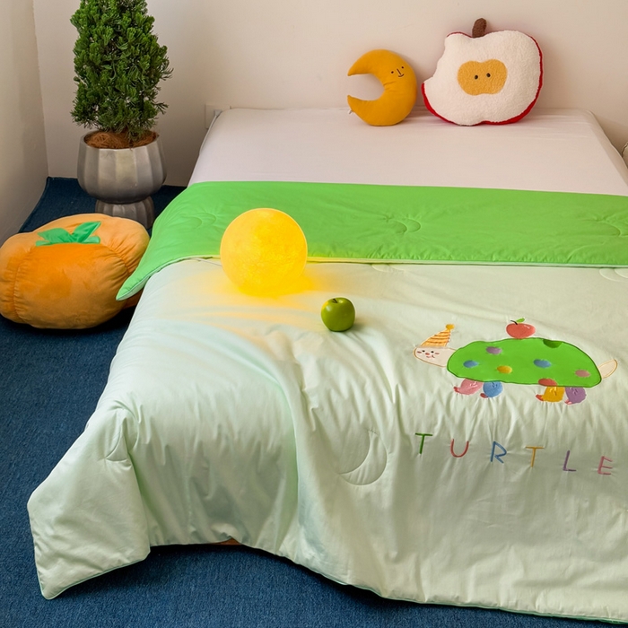 91家纺网 家纺一手货源 找家纺 2025新款快乐多巴胺纯棉夏被 绿色彩虹小恐龙