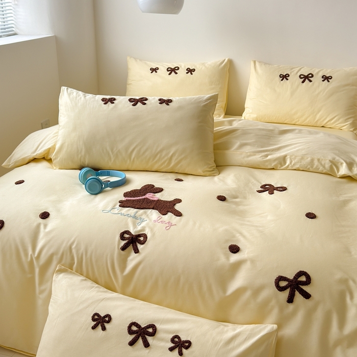 91家纺网 家纺一手货源 找家纺 锦觅家纺 2025新款卡通小清新毛巾绣全棉纯棉四件套（大版定位花型） 奶油兔兔