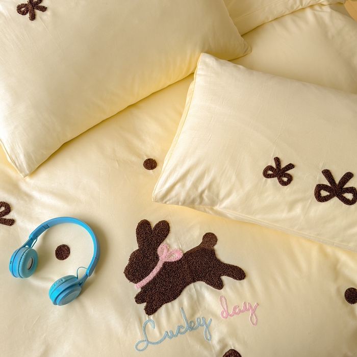 91家纺网 家纺一手货源 找家纺 锦觅家纺 2025新款卡通小清新毛巾绣全棉纯棉四件套（大版定位花型） 奶油兔兔