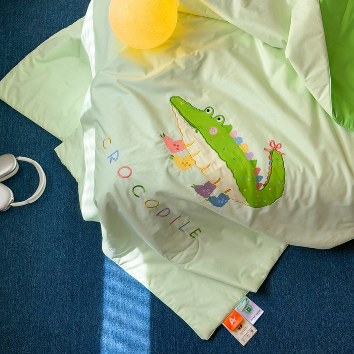 91家纺网 家纺一手货源 找家纺 2025新款快乐多巴胺纯棉夏被 绿色彩虹小鳄鱼