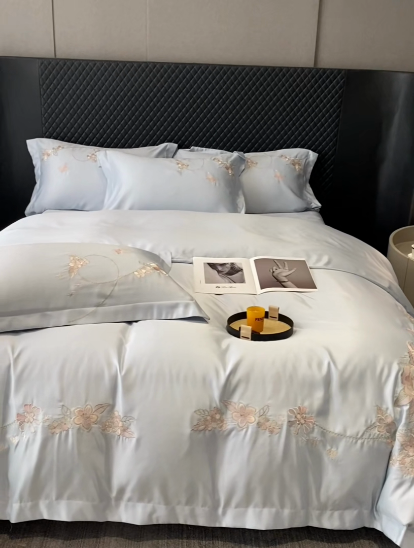 91家纺网 家纺一手货源 找家纺 优悦 2025新款冰丝简奢绣花四件套 雅韵佳人-蓝