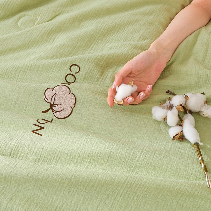 91家纺网 家纺一手货源 找家纺 2025新款A类全棉双层皱皱纱立体烫画纯色款大豆夏凉被空调被 绉绉-草绿