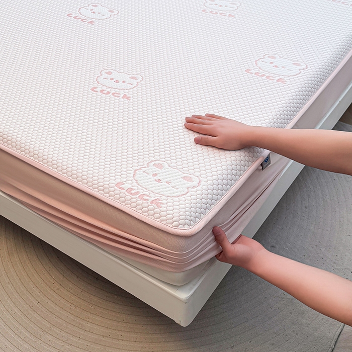 91家纺网 家纺一手货源 找家纺 喜居 2025新款A类凉豆豆提花床笠凉感豆豆床笠 luck小冰熊-粉