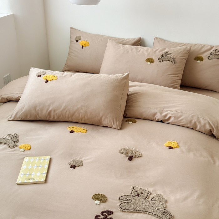 91家纺网 家纺一手货源 找家纺 锦觅家纺 2025新款卡通小清新毛巾绣全棉纯棉四件套（大版定位花型） 丛林趣事